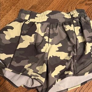 Lululemon Hotty hot green camouflage athletic shorts sz 2 tall EUC